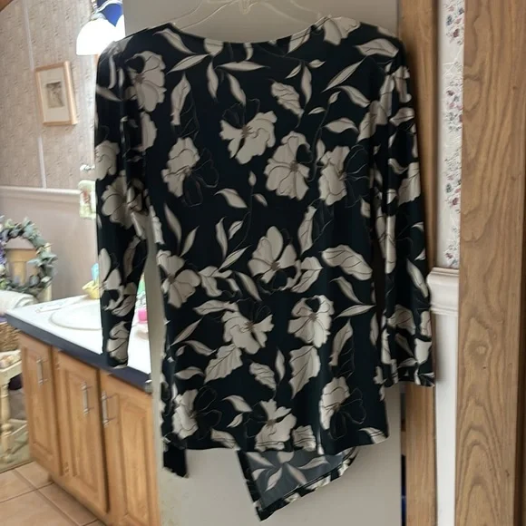 NWT BEACON APPAREL JAI 3/4 SLEEVE RING DETAILED TOP - Picture 2 of 5